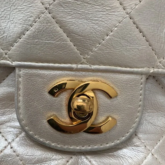 CHANEL classic flap Made In France iridescent pearl white leather gold hardware - Picture 6 of 16